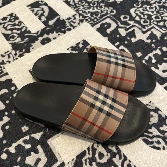 Burberry Slides - Picture 2 of 7